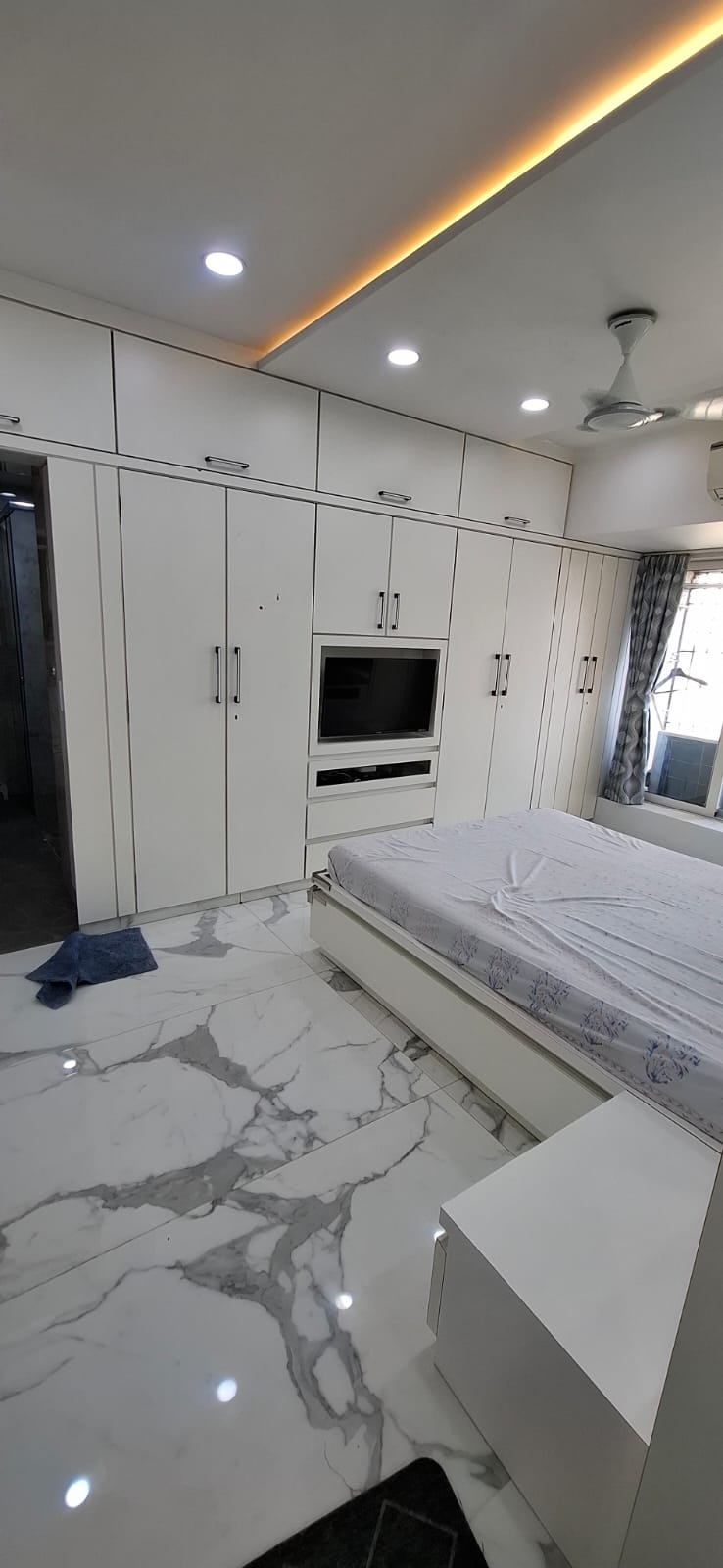 🏡 OUTRIGHT SALE | PREMIUM 3 BHK RESIDENCE – ANDHERI EAST, MUMBAI 🏡 📍 Prime Residential Address | Well-Connected Location Step into a spacious, well-planned 3 BHK apartment located in one of Andheri East’s most desirable residential pockets. Designed for comfortable family living and long-term value appreciation, this home offers excellent layout, ventilation, and privacy. ✨ Property Details & Highlights: ✔️ Configuration: 3 BHK Premium Apartment ✔️ Carpet Area: 1150 sq.ft. – Spacious & efficiently planned ✔️ East–West Entry: Abundant natural light and excellent cross ventilation throughout the day ✔️ Higher Floor: Peaceful environment with open views ✔️ Car Parking: 1 dedicated reserved parking ✔️ Residential Building: Ideal for families and end-users 💰 Expected Price: ₹ 4.75 Crore 🔑 Why This Property? • Premium locality with strong appreciation potential • Ideal for end-use or long-term investment • Excellent connectivity to business hubs, airport, metro & highways • Surrounded by reputed schools, hospitals, shopping & daily conveniences 📞 For Price Negotiation, Floor Plan & Site Visit: Mukesh Estate Agency 📲 99204 66897 | 98707 47174 📌 Serious buyers only. Limited premium inventory available. #3BHKForSale #AndheriEast #MumbaiRealEstate #PremiumHomes #LuxuryLiving #HigherFloor #SmartInvestment #MukeshEstateAgency